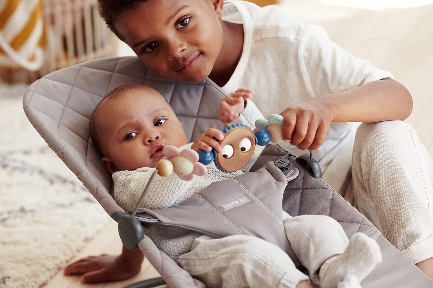 BabyBjörn Juguete para Hamaca, Ojitos traviesos en Color Pastel - característica 4