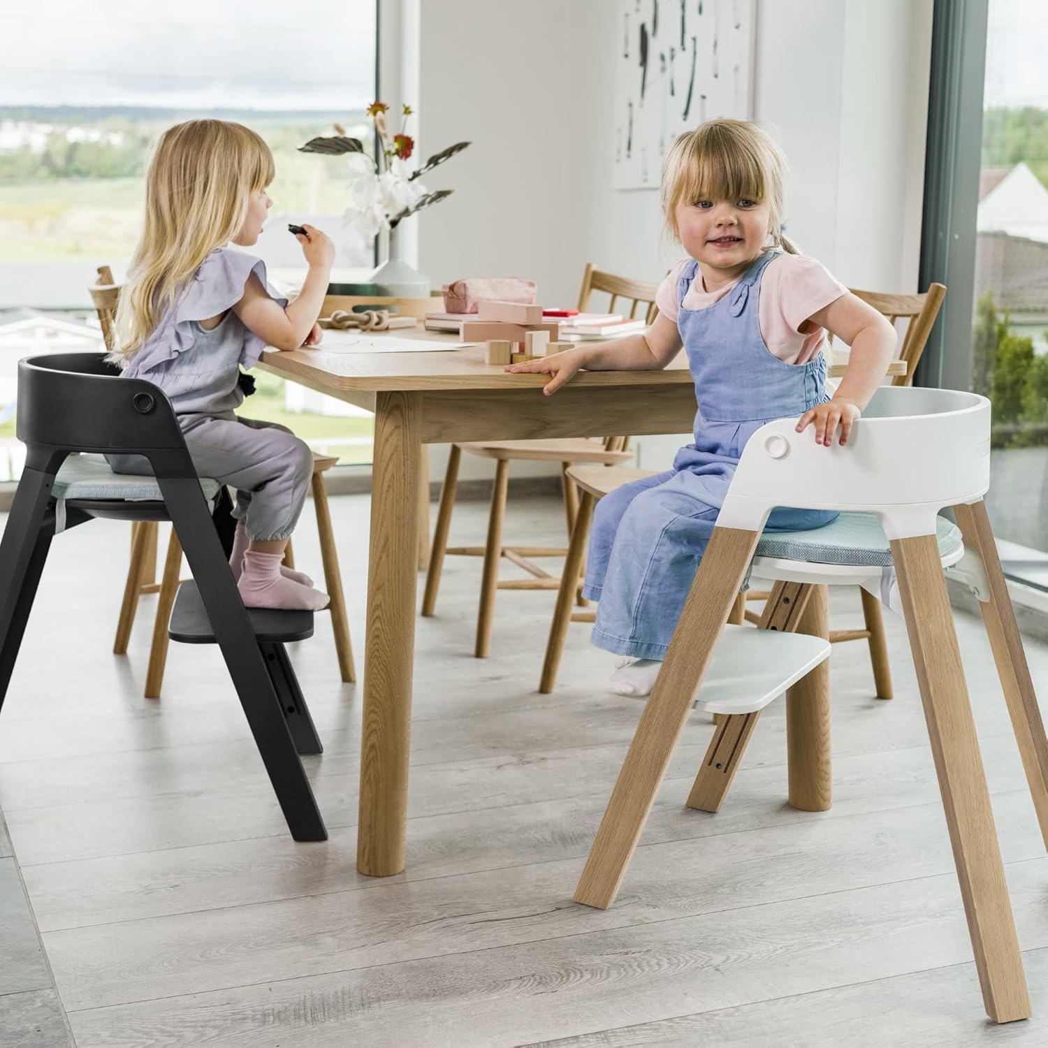 Silla Stokke Steps - Patas Natural y asiento blanco - Sistema de asiento 5 en 1 - De recién nacido hasta toda la infancia o l